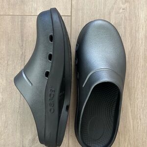 OOFOS Clog Comfort Slip Ons Grey Women's Size 6 US Men’s 4 Like New